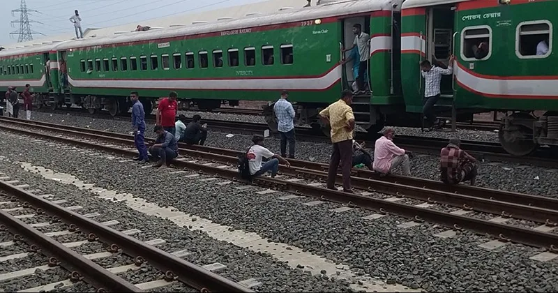 টাঙ্গাইলে লাইনচ্যুত নীলসাগর এক্সপ্রেস: সিরাজগঞ্জে যাত্রীদের চরম দুর্ভোগ