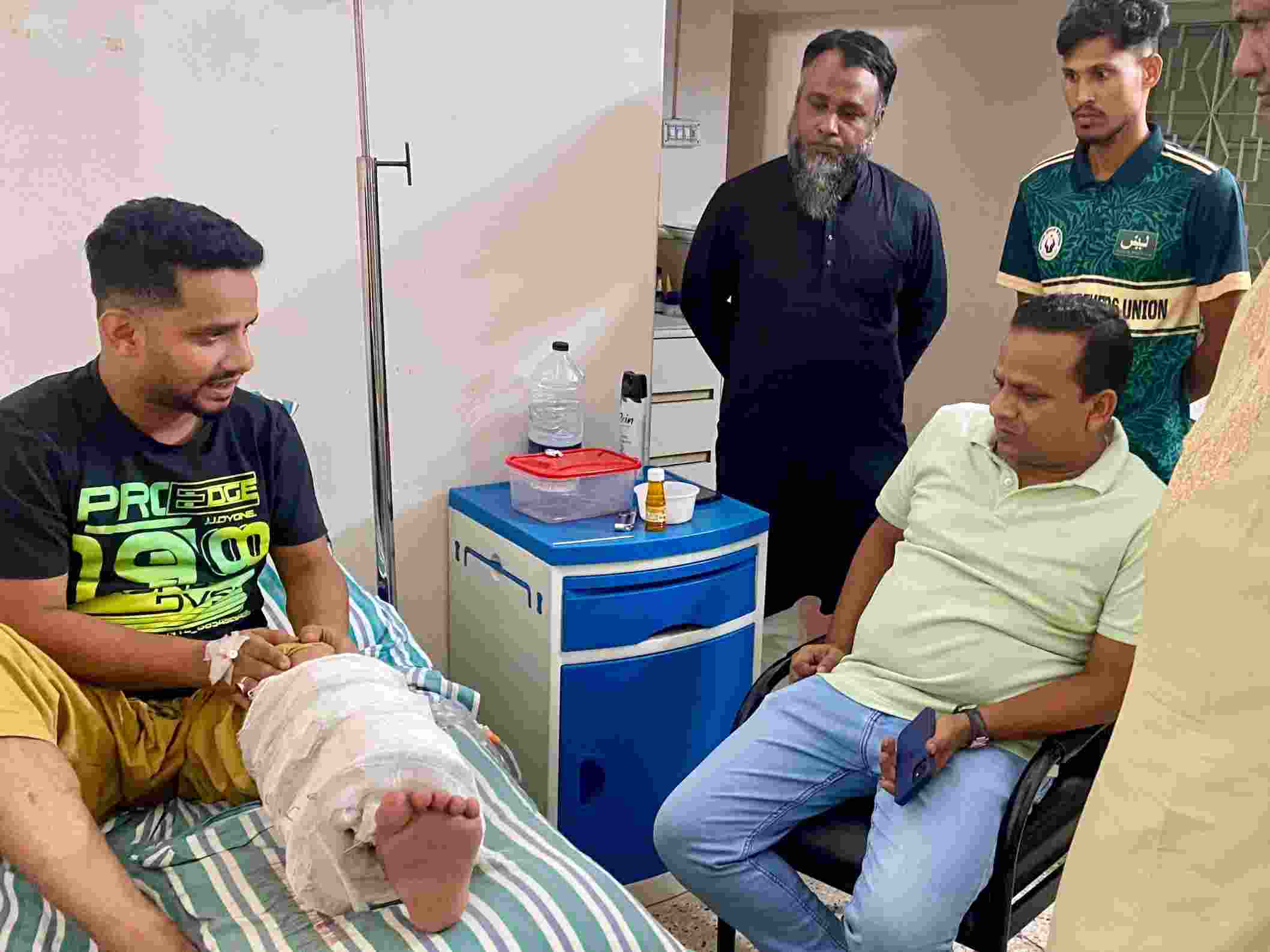 যুবদল নেতাকে দেখতে হাসপাতালে ছুটে গেলেন স্বেচ্ছাসেবক দলের সা. সম্পাদক রাজিব